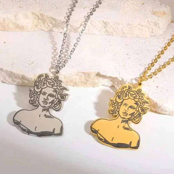 ⚜️𝟯𝟬%𝗢𝗙𝗙 𝗯𝘂𝗻𝗱𝗹𝗲𝘀 𝟯+⚜️ NEW Large Medusa Pendant Stainless Steel Necklace - Picture 3 of 9